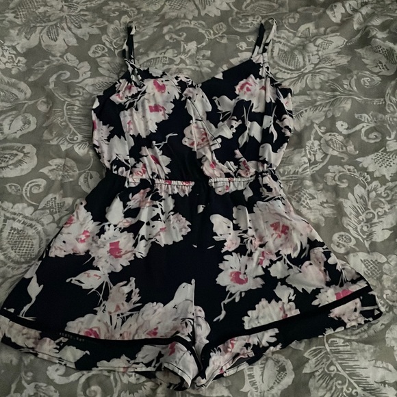 SHORT ROMPER♥️♥️SIZE SMALL - Picture 1 of 7